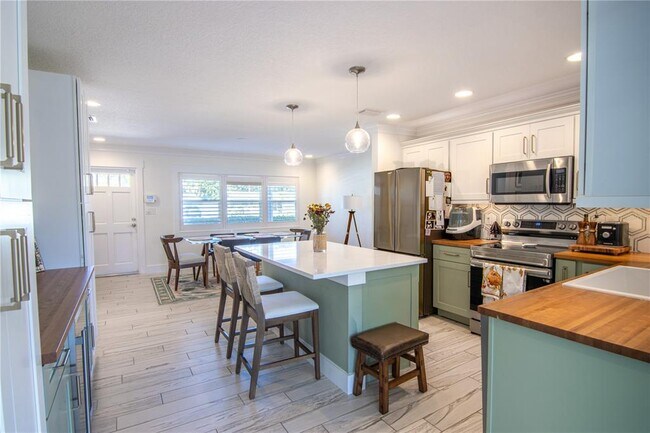 Building Photo - 600 43rd Ave NE