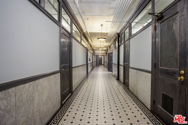 Building Photo - 108 W 2nd St