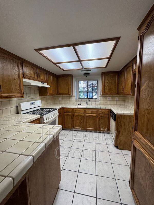 Building Photo - 736 S Linwood St