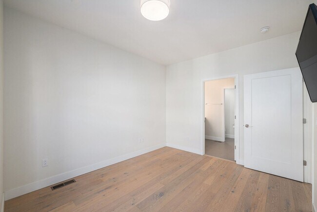 Building Photo - Spacious 3-Bedroom Townhome in the Heart o...