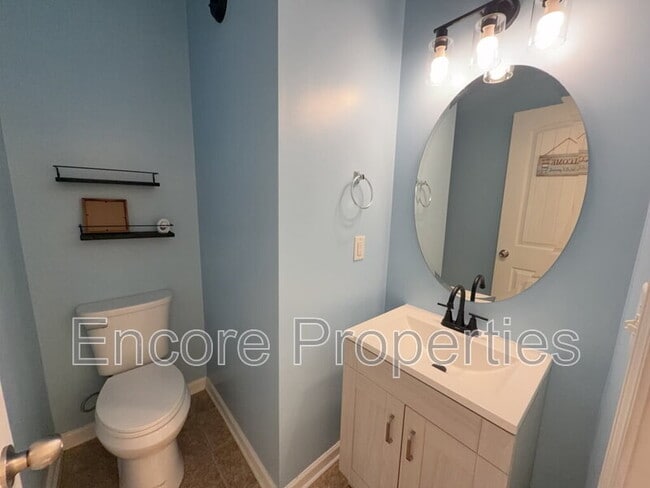 Building Photo - 912 Custom Oak Ln