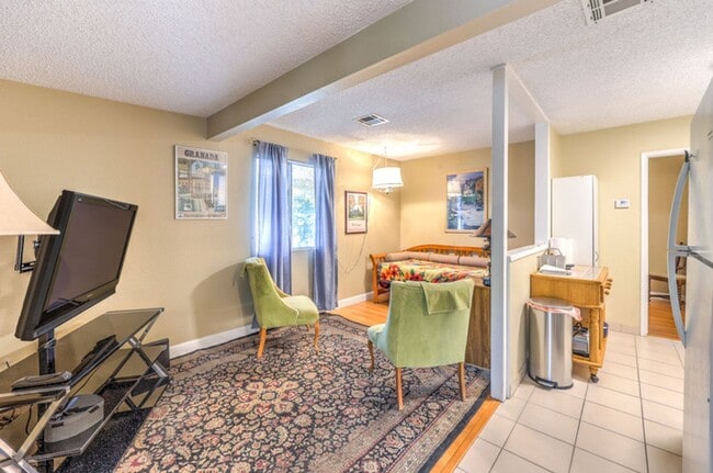 Building Photo - 1 Bedroom Casita with Pool Access!