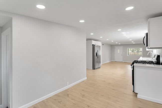 Building Photo - 57025 Greenlawn Ave