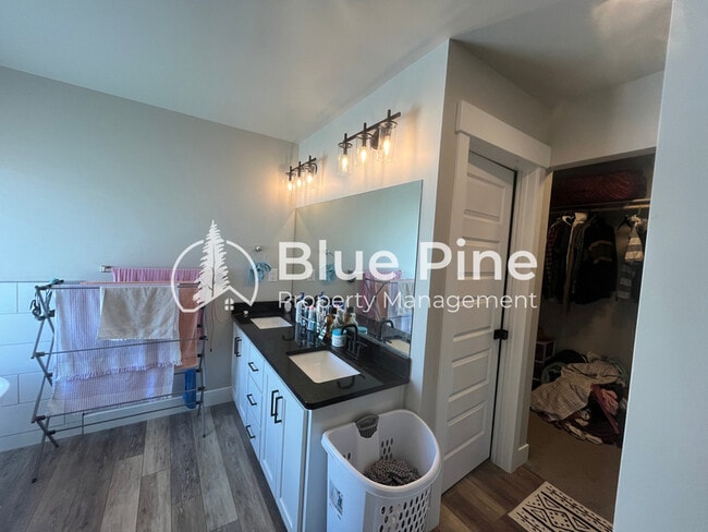 Building Photo - 2886 Sunburst Dr