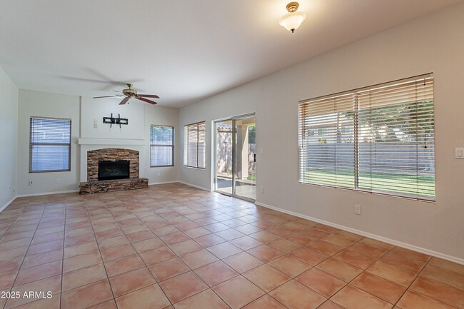 Building Photo - 2421 W Indigo Dr