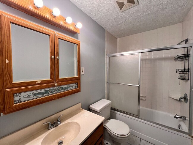 Building Photo - Move in ready!