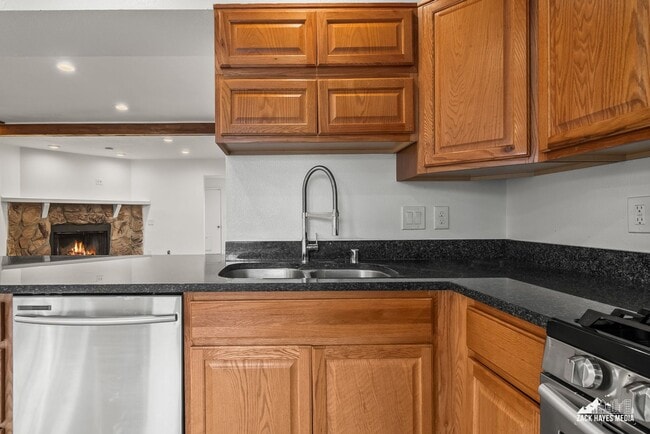 Building Photo - 6627 Zurich St