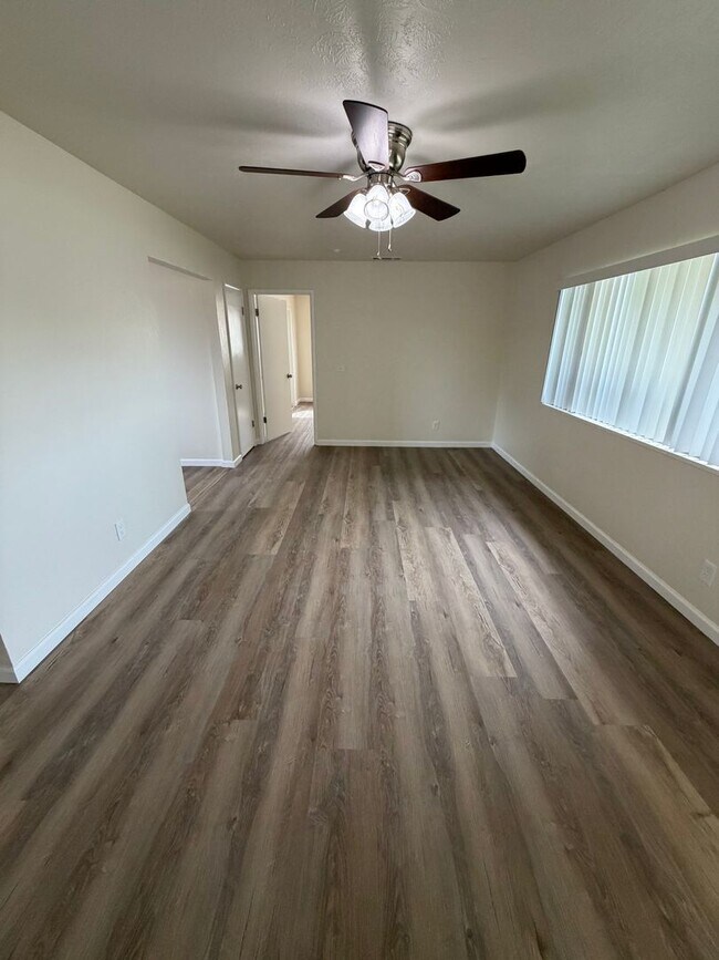 Building Photo - Refreshed Living