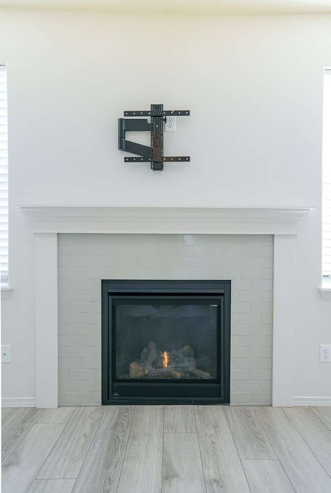 Building Photo - Charming and Exceptionally Clean, 3 Bedroom