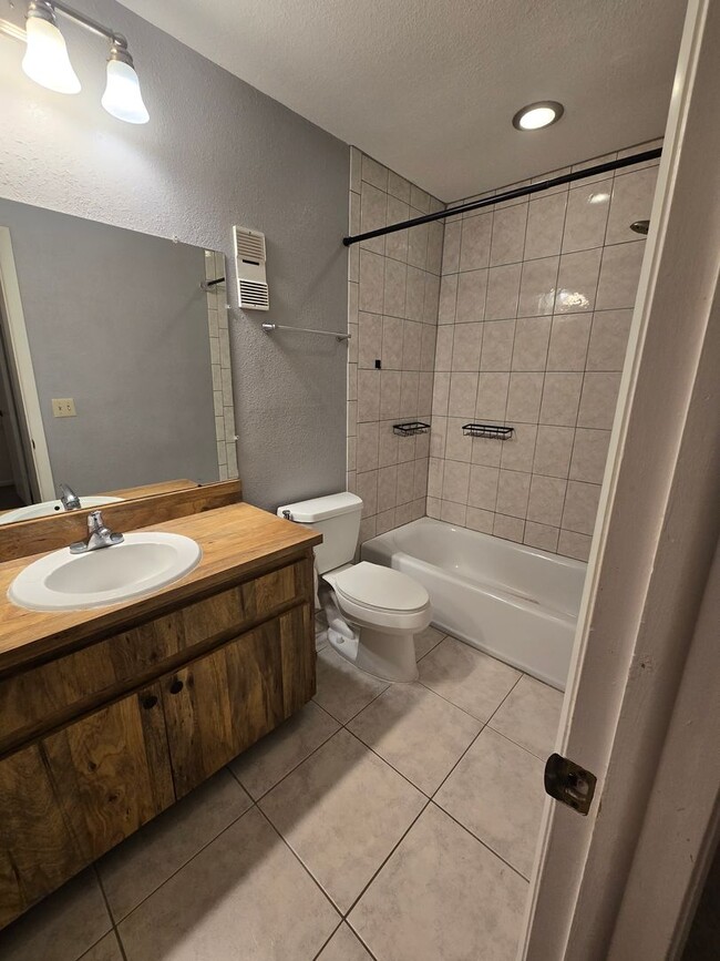 Building Photo - Two Bedroom Condo close to USF
