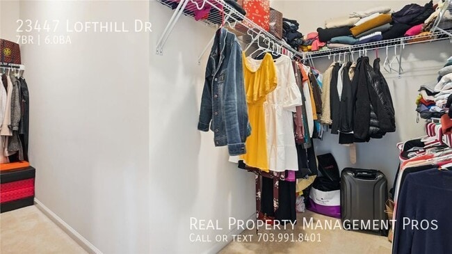 Building Photo - Beautifully Maintained 7 Bedroom 6 Bath Ho...