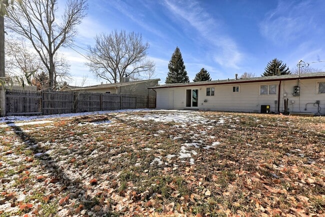 Building Photo - 2 Bedroom 1 Bath Duplex in the heart of Lo...