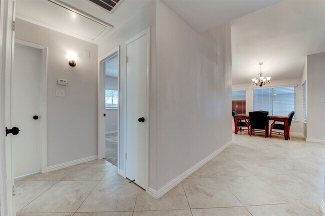 Building Photo - 10703 Highland Woods Dr