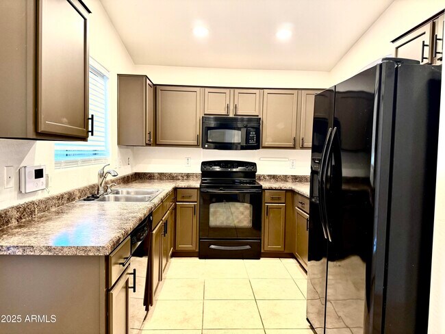 Building Photo - 2432 W Tamarisk Ave