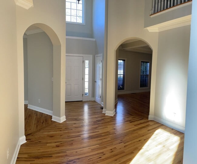 Building Photo - Spacious home with tons of upgrades! 4 Bedrooms/3.5 bathrooms