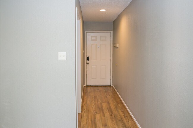 Building Photo - 12900 Walden Rd