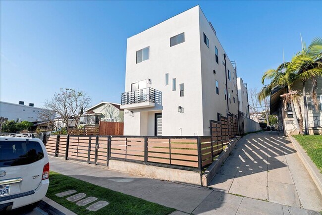 Building Photo - Modern Three Story Apartment!