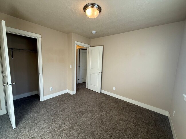 Building Photo - 4 Bed/2.5 Bath Single Family Home in SE Bend