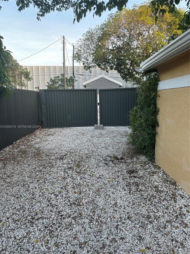 Building Photo - 1416 SW 33rd Ct