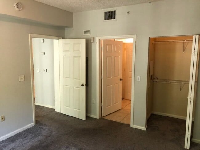 Building Photo - Beautiful 1/1 condo with great amenities