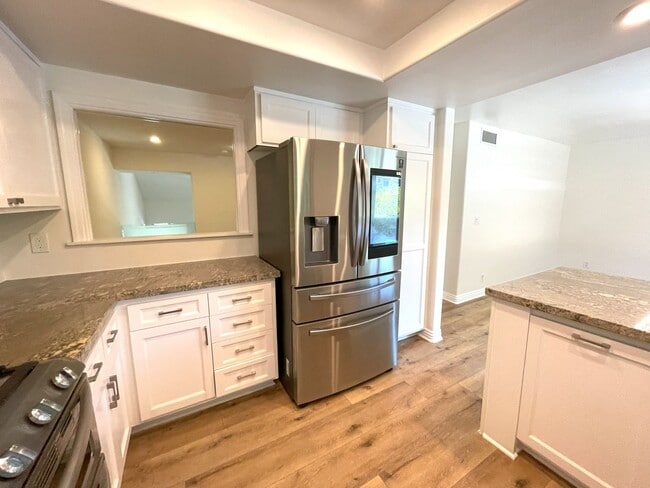 Building Photo - Updated 2 bedroom townhome in Manhattan Vi...