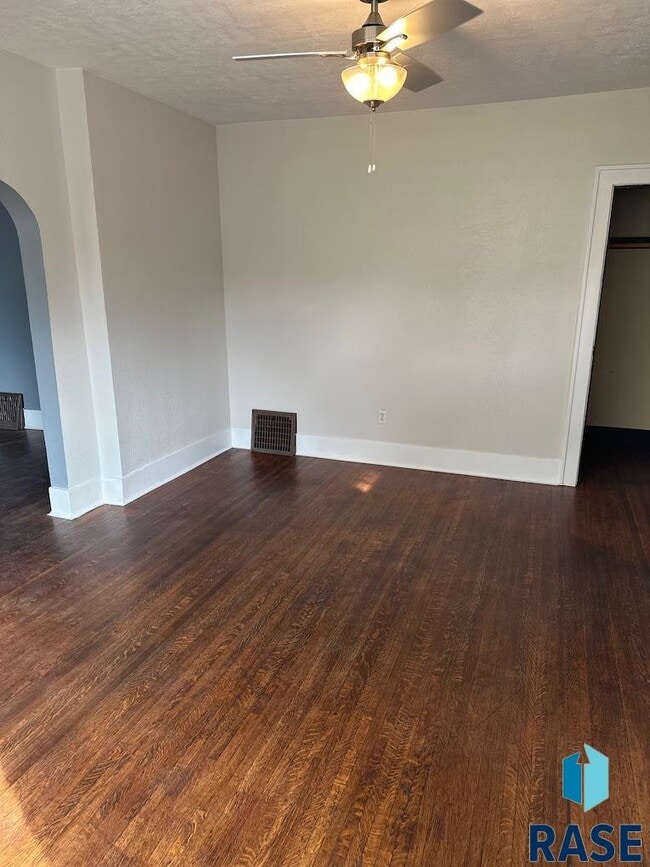 Building Photo - 427 S Prairie Ave