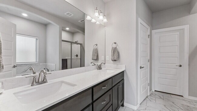 Building Photo - Spacious 4-Bedroom Gem