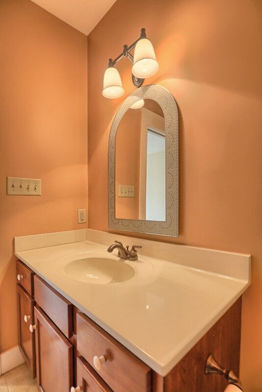 Building Photo - 353 W King St