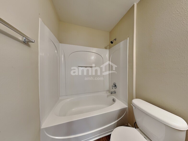 Building Photo - 502 Walnut Crossing Dr