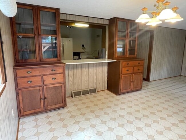 Building Photo - Great Eastside Location 3-Bedroom Bungalow...