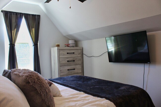 Building Photo - Spacious 2-bedroom, 2-bathroom in the Heart of West Highlands with 1 Car Garage