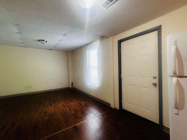 Building Photo - 409 Forest Ave
