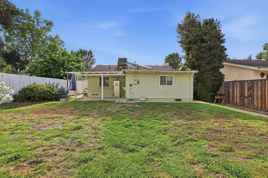 Building Photo - 4958 Canoga Ave