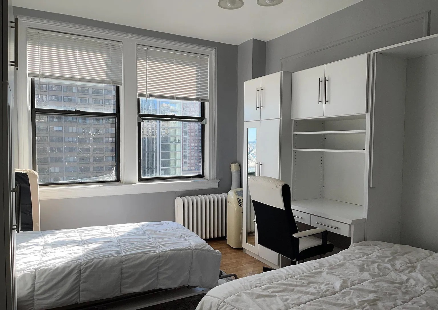Desk w/both beds - 1324 Locust St