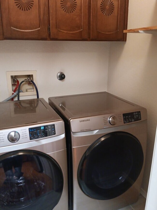 Building Photo - 3 Bedroom, 2 Bathroom Home! Schedule a Showing!