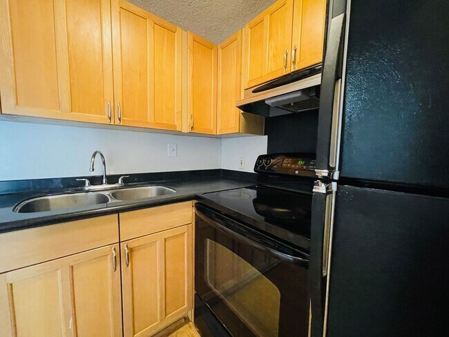 Building Photo - Partly Furnished 3-bedroom, 2-bath condo a...