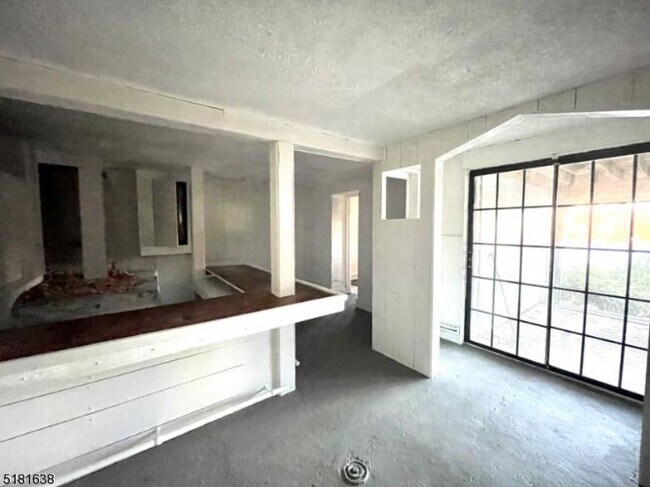 Building Photo - 136 Cedar Lake Rd W