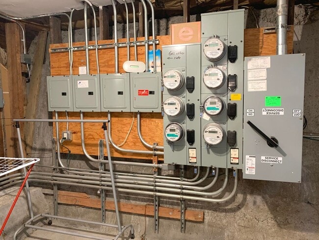 Building Photo - UPDATED BRIGHT 2BR/1BA  Top Floor Noe Vall...