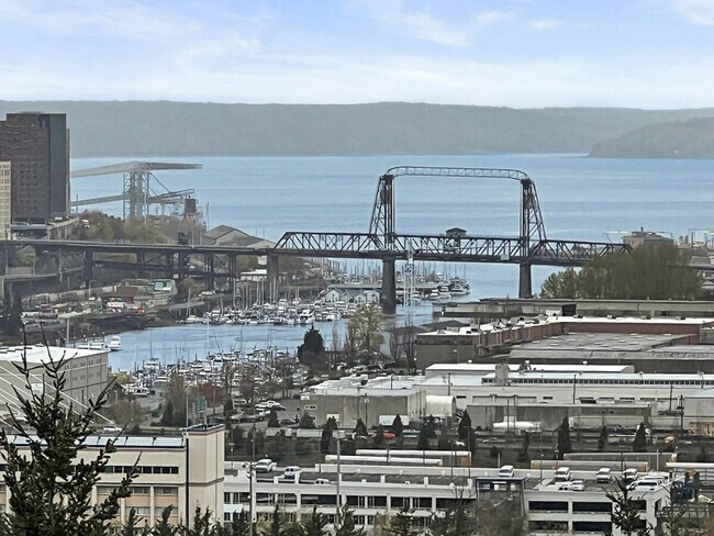 Building Photo - 704 E Wright Ave