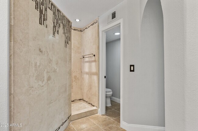 Building Photo - 1131 N York Cir