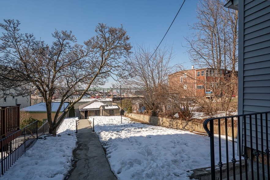 Building Photo - 394 Meridian St