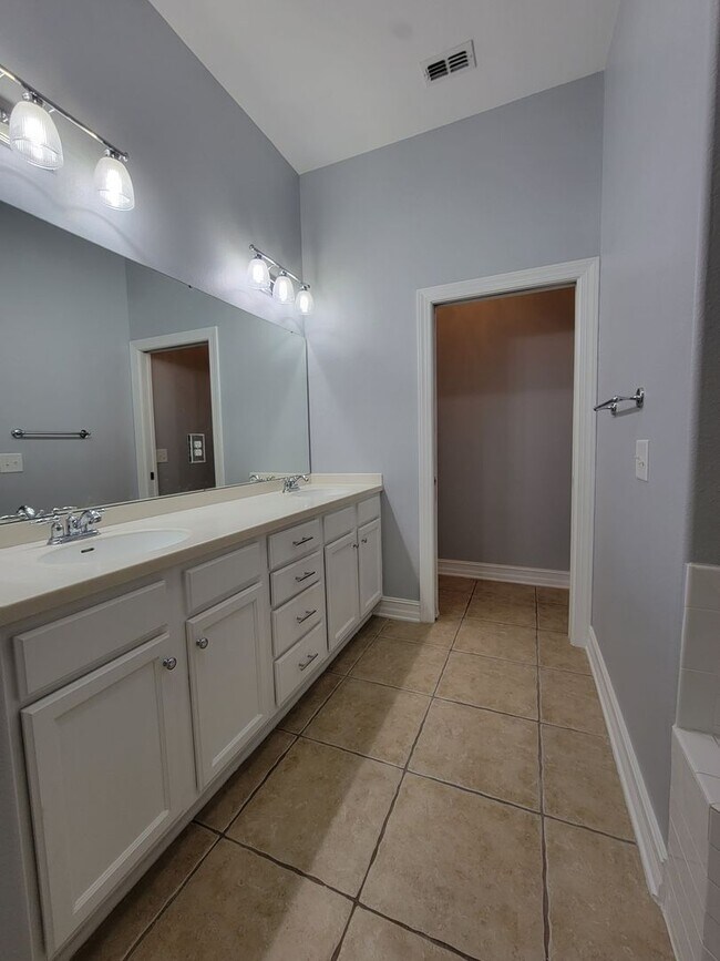 Building Photo - 3 bedroom home for rent off Miccosukee Rd ...