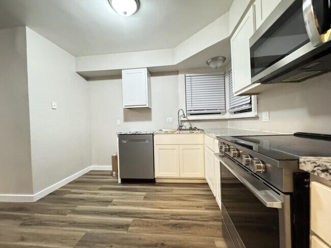 Building Photo - 1044 S Main Ave