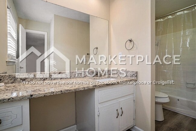 Building Photo - 2105 Pinewood Dr