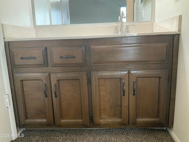 Building Photo - 1927 E Hampton Ave