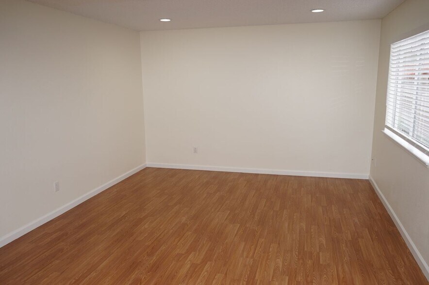 Building Photo - 547 Tawny Dr