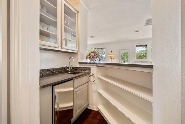 Building Photo - 5511 Courtyard Dr
