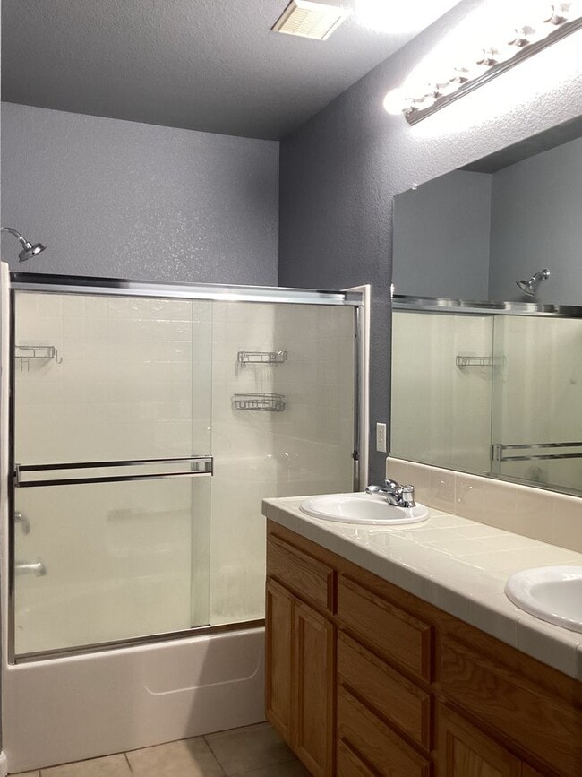 Building Photo - 3 bedroom 2 bath 1612 sq ft home located in Yuba City