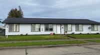 Building Photo - Large Two Bedroom Conveniently located Amenities!