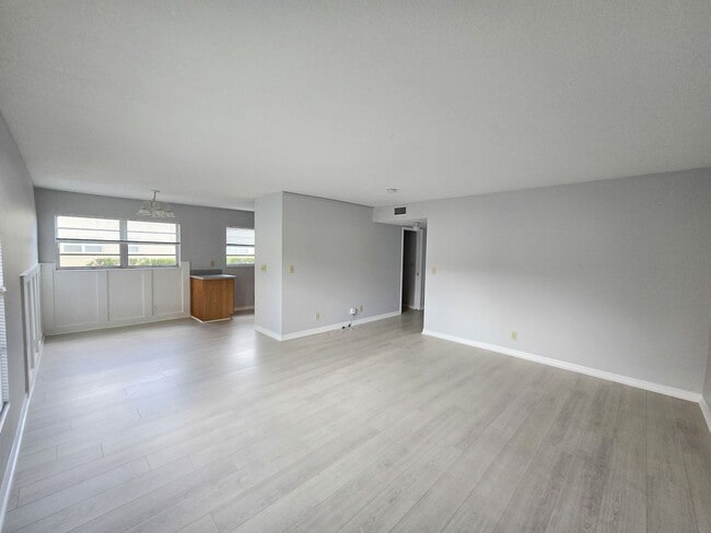 Building Photo - ANNUAL RENTAL - 55+ COMMUNITY 2/2 IN VISTA ROYALE